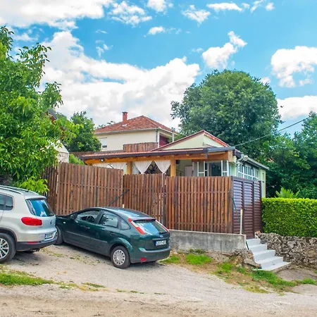 Retro Pool House * موستار