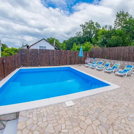 Retro Pool House *