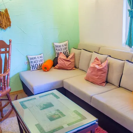 Retro Pool House موستار