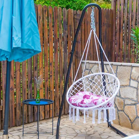 Retro Pool House موستار