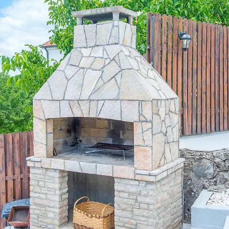 Retro Pool House * موستار