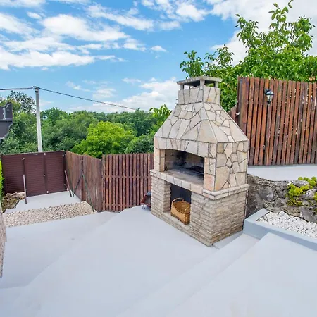 Retro Pool House بيت للعطل موستار