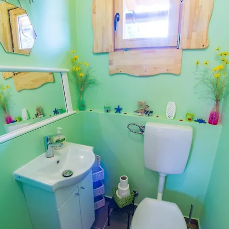 Retro Pool House موستار