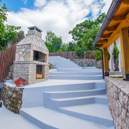 Retro Pool House * موستار