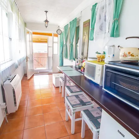 Retro Pool House موستار