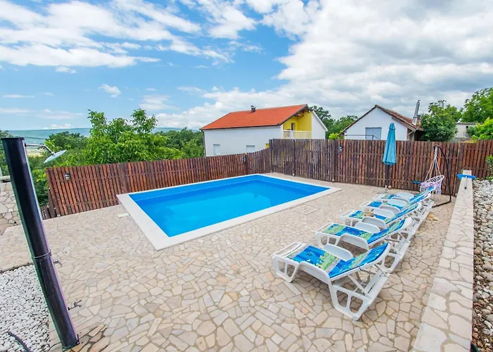 Semesterbostad Retro Pool House *