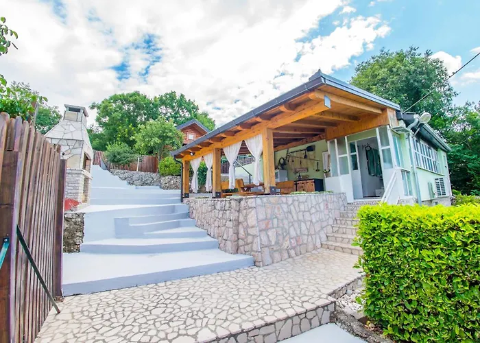 Semesterbostad Retro Pool House *