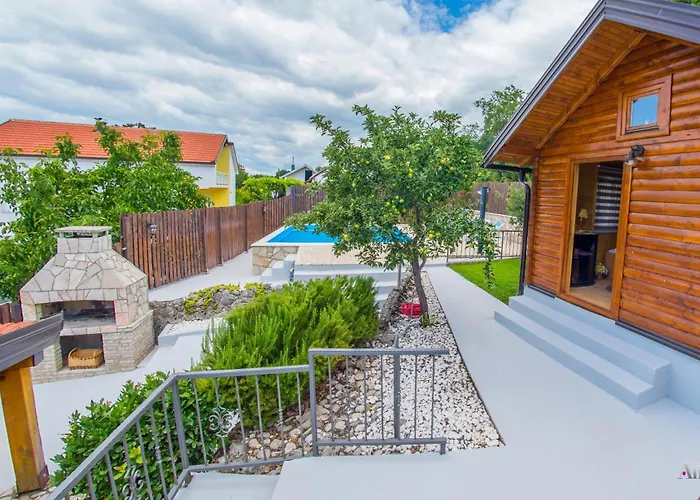 Semesterbostad Retro Pool House *